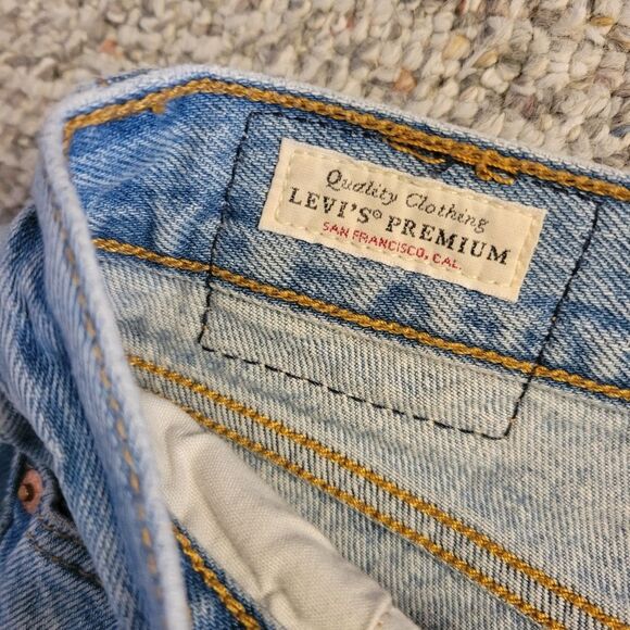 Levi's Premium Wedgie Button Fly Distressed Jeans Size 28 Light Wash - Picture 6 of 8
